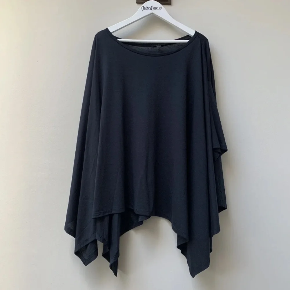 COS Black Jersey Top
Medium
Boxy / Oversized
Asymmetrical hem - Picture 7 of 11